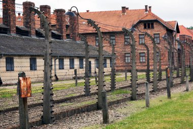 Auschwitz Nazi toplama kampı Polonya 'daki dikenli tel örgülerin arkasındaki mahkumlar için kışlalar.