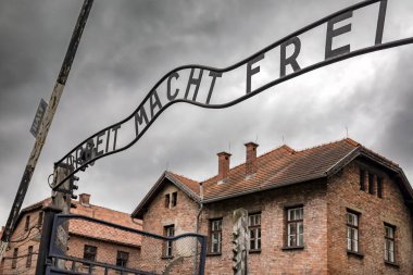 Auschwitz Polonya 'daki eski Nazi toplama ve imha kampına giriş kapısı.