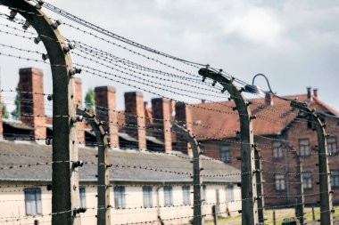 Auschwitz Nazi toplama kampı Polonya 'daki dikenli tel örgülerin arkasındaki mahkumlar için kışlalar.