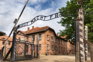 Auschwitz Polonya 'daki eski Nazi toplama ve imha kampına giriş kapısı.