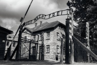 Auschwitz Polonya 'daki eski Nazi toplama ve imha kampına giriş kapısı.