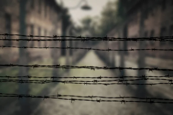 アウシュビッツ ナチス強制収容所の鉄条網フェンスの後ろの囚人のための兵舎ポーランド — ストック写真