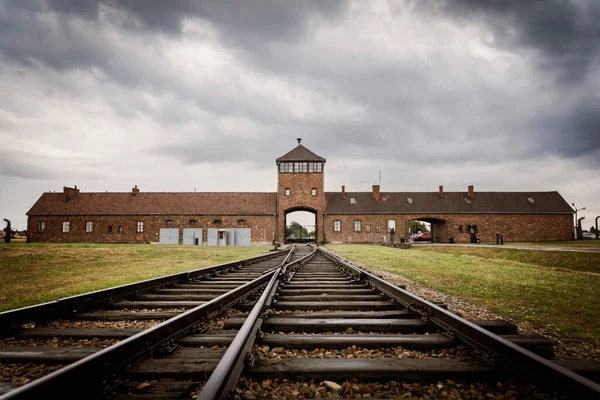 Vasúti Vágány Auschwitz Főkapujához Egykori Német Koncentrációs Megsemmisítő Tábor Lengyelországban — Stock Fotó