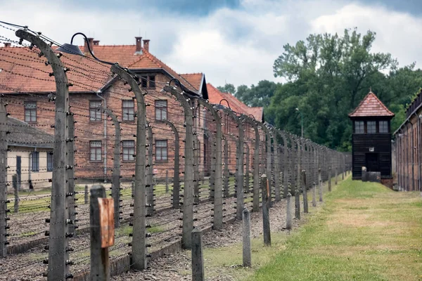 アウシュビッツ ナチス強制収容所の鉄条網フェンスの後ろの囚人のための兵舎ポーランド — ストック写真