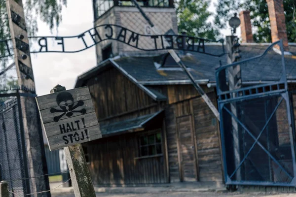 アウシュビッツ ポーランドの旧ドイツ ナチスの強制収容所と絶滅収容所への入り口 — ストック写真