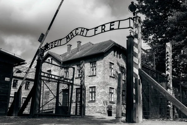 アウシュビッツ ポーランドの旧ドイツ ナチスの強制収容所と絶滅収容所への入り口 — ストック写真