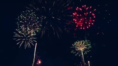 Karanlık gökyüzünde gerçek havai fişek gösterisi, olay kutlaması