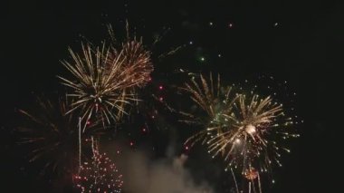 Karanlık gökyüzünde gerçek havai fişek gösterisi, olay kutlaması