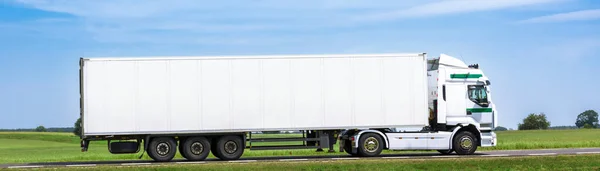 Caminhão Estrada Com Céu Azul Nuvens Brancas Fundo — Fotografia de Stock
