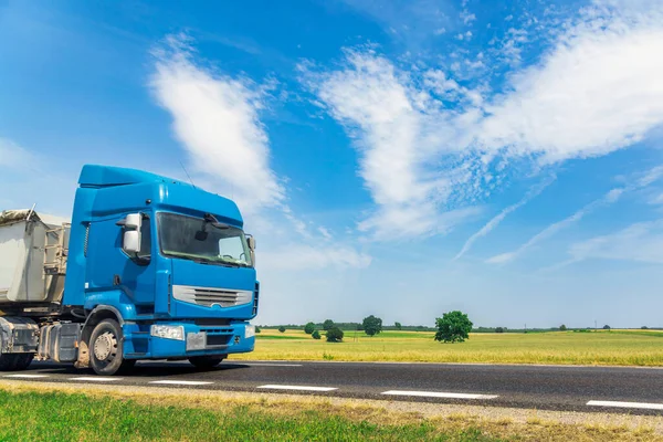 Camión Carretera Con Cielo Azul Fondo Nubes Blancas — Foto de Stock
