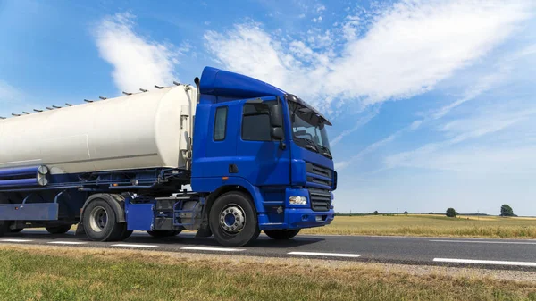 Vrachtwagen Weg Met Blauwe Lucht Witte Wolken Achtergrond — Stockfoto