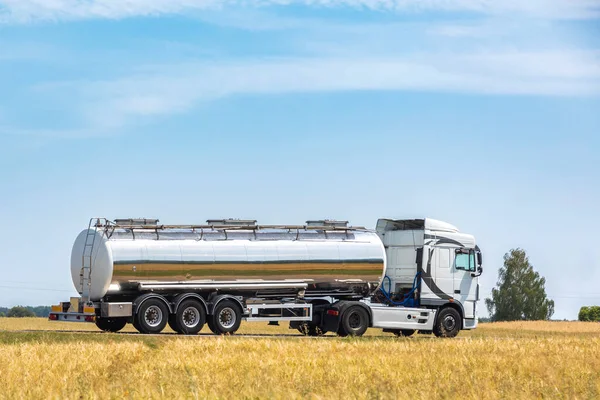 Vrachtwagen Met Olietank Een Tarweveld Zomer — Stockfoto