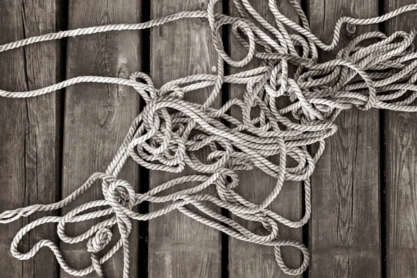 船木甲板上的绳子 旧船船用缆绳顶部视图 — 图库照片