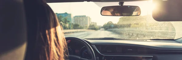 Vrouw Rijdt Een Auto Straat Bij Zonsondergang — Stockfoto