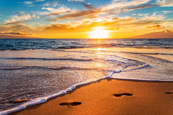 Vacker Solnedgång Stranden Med Fotspår Sanden — Stockfoto