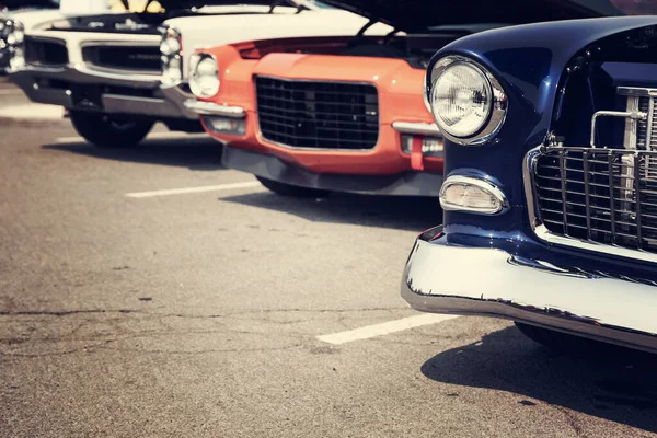 Stare Amerykańskie Samochody Rzędu Parkingu — Zdjęcie stockowe