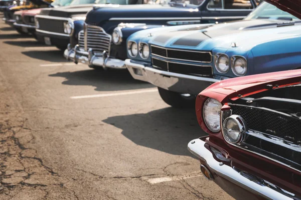 美国古董车排成一排停在停车场 免版税图库图片