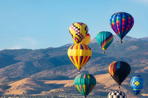 Balões Quente Coloridos Voando Sobre Montanhas — Fotografia de Stock