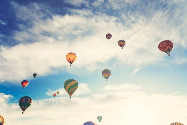 Varmluftsballonger Flyger Över Solig Himmel — Stockfoto