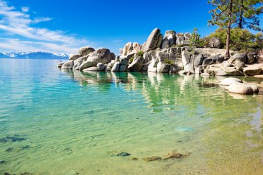 Güneşli bir günde Tahoe Gölü doğu kıyısı plajı
