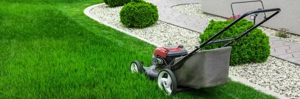 Çim Biçme Makinesi Yeşil Çimleri Kesiyor Bahçe Malzemeleri — Stok fotoğraf