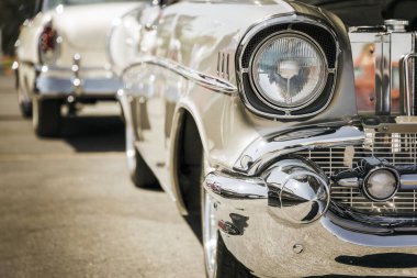 Klasik bir Amerikan araba farının yakın çekimi.