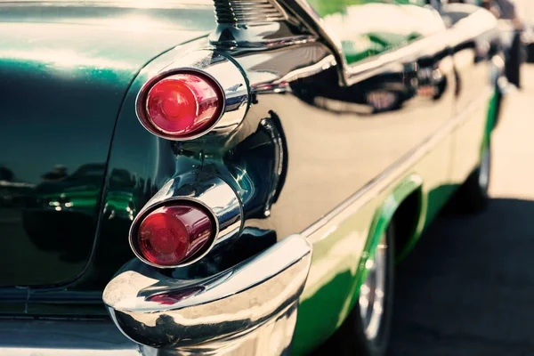 古いアメリカ車の尾の光を閉じる — ストック写真