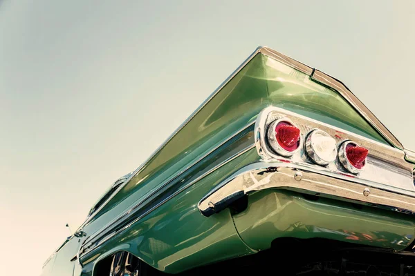 Blisko Tylnego Światła Starego Amerykańskiego Samochodu — Zdjęcie stockowe