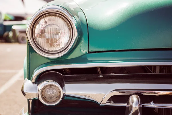 古典的なアメリカ車のヘッドライトのクローズアップ — ストック写真