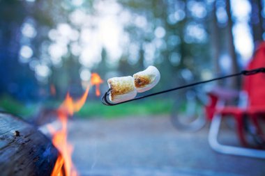Marşmelovlu kamp ateşi 