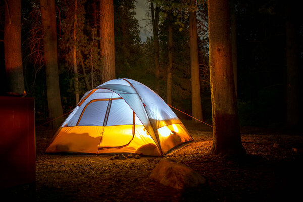Кемпинг палатка в лесу ночью
