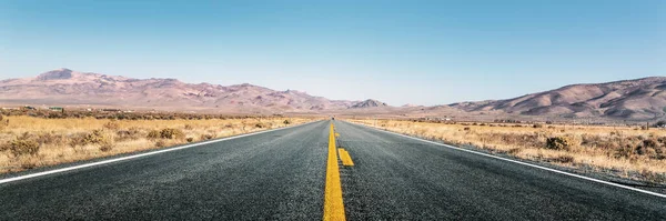 沙漠中一条空旷笔直的公路的全景 — 图库照片