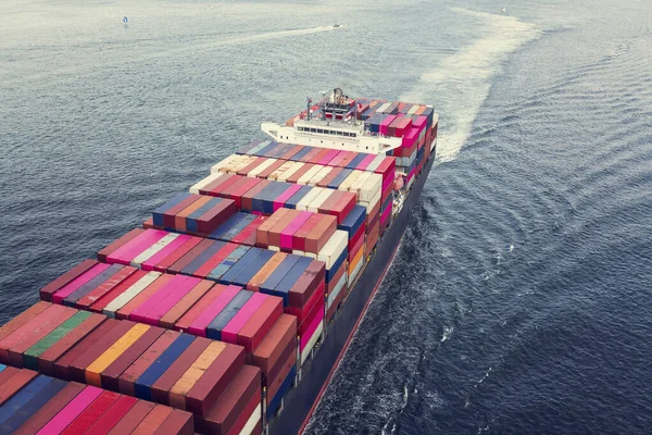 Φορτηγό Πλοίο Φεύγει Από Λιμάνι Διεθνής Εφοδιαστική Και Μεταφορά Εισαγωγών Φωτογραφία Αρχείου