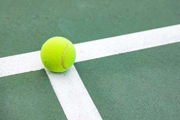 Tennisbana Och Bollen Stockfoto