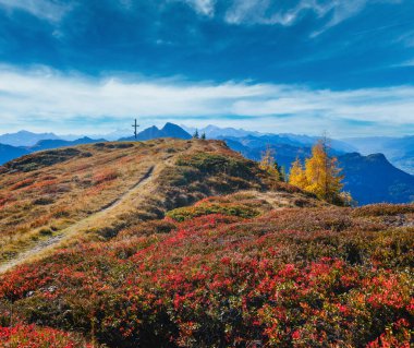 Güneşli, huzurlu, sonbahar dağları manzarası. Dorfgastein 'dan Paarseen göllerine, Land Salzburg, Avusturya' ya yürüyüş yolundan huzurlu Alpler dağ manzarası. Resimli yürüyüş mevsimi, doğa güzelliği konsepti sahnesi.