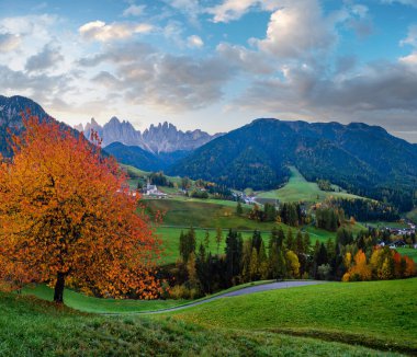 Noel Baba Magdalena 'nın sonbahar şafağı ünlü İtalyan Dolomites köy manzarası Geisler veya Odle Dolomites Grubu dağ kayaları önünde. Resimli seyahat ve kırsal güzellik kavramı.