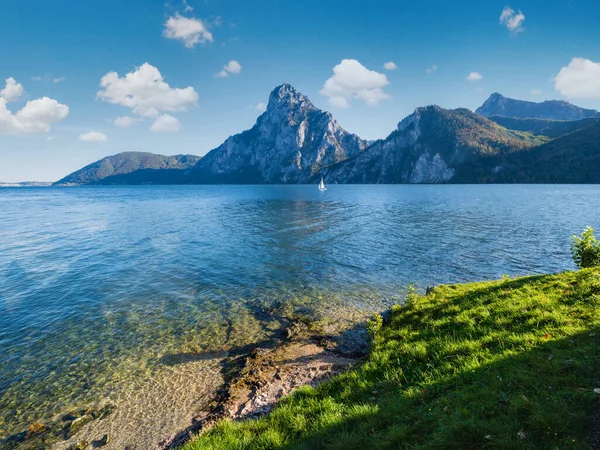 Spokojne Jesienne Alpy Górskie Jezioro Poranny Widok Jezioro Traunsee Góry — Zdjęcie stockowe