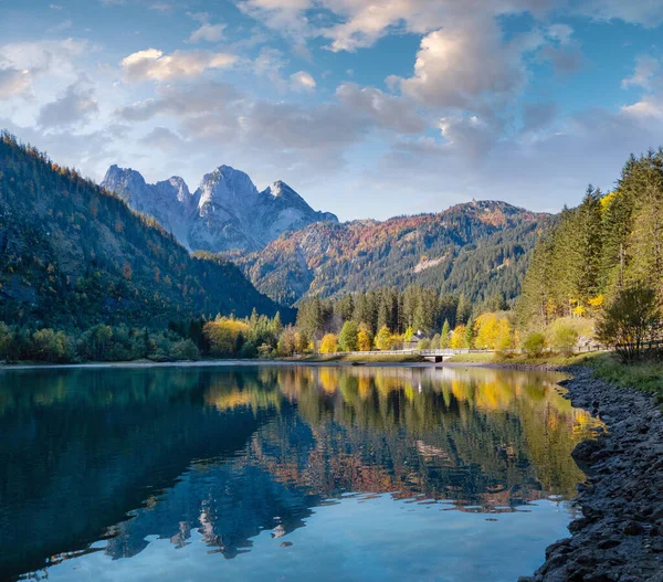 艳丽的田园诗般的五彩缤纷的秋天高山景色 平静的山湖 清澈透明的水和反思 上奥地利Gosauseen或Vorderer Gosausee湖 达什坦峰和远远的冰川 — 图库照片