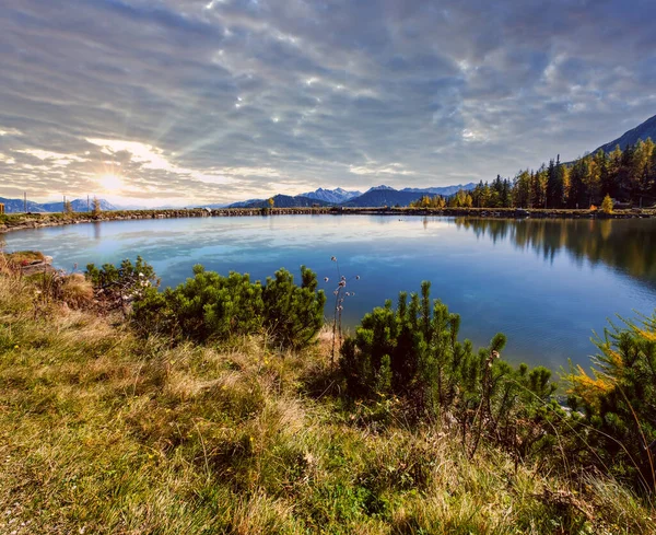 Soleada Vista Alpina Otoño Lago Sereno Montaña Con Aguas Transparentes — Foto de Stock