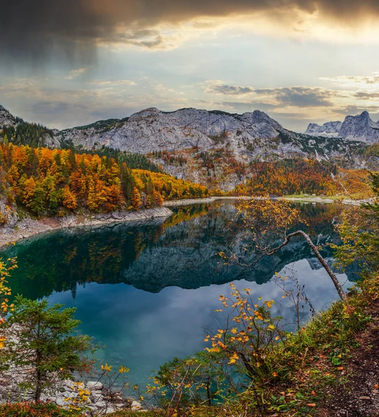 stock image Picturesque Hinterer Gosausee lake, Upper Austria. Colorful autumn alpine view of mountain lake with clear transparent water and reflections. Dachstein summit and glacier in far.