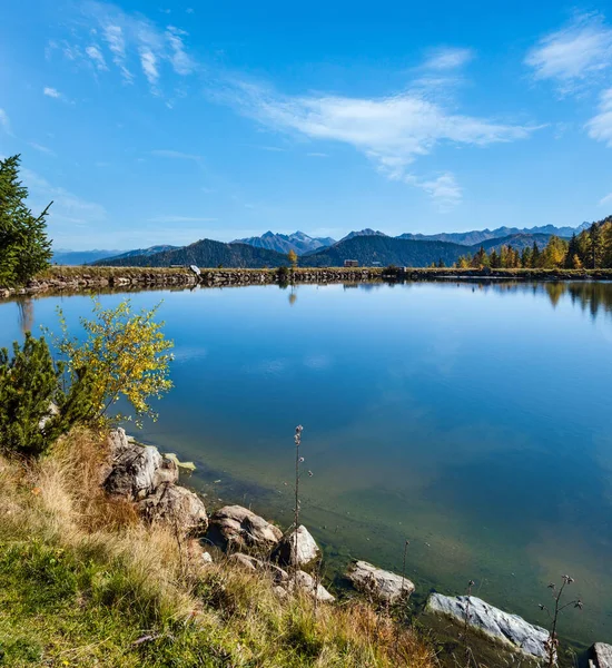 Outono Ensolarado Vista Alpina Lago Montanha Pacífica Com Água Transparente — Fotografia de Stock