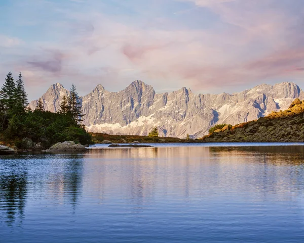 Вечір Осіннього Альпійського Краєвиду Спокійне Гірське Озеро Чистою Прозорою Водою — стокове фото
