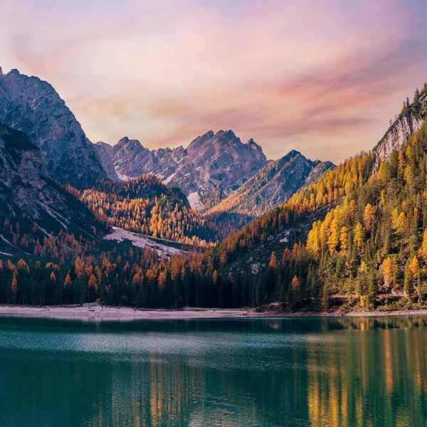 Осень Мирное Альпийское Озеро Braies Pragser Wildsee Национальный Парк Фанес — стоковое фото