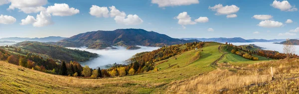 Ranní Mlhavé Mraky Podzimní Horské Krajině Ukrajina Karpaty Zakarpaty Klidné — Stock fotografie