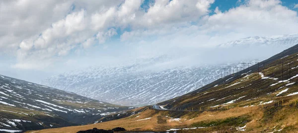 Autobahn Und Bergblick Während Einer Autofahrt Island Spektakuläre Isländische Landschaft — Stockfoto