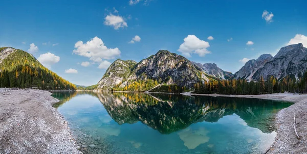 Φθινόπωρο Ειρηνική Αλπική Λίμνη Braies Pragser Wildsee Εθνικό Πάρκο Fanes Royalty Free Εικόνες Αρχείου
