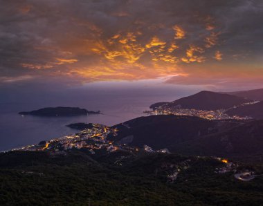 Yaz Budva riviera gece sahil şeridi panorama manzara. Karadağ, Balkanlar, Adriyatik denizi, Avrupa. Dağ yolu yolunun tepesinden görünüm.