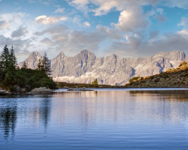 Sonbahar manzaralı bir akşam. Şeffaf su ve yansımalarıyla huzurlu dağ ormanı gölü. Spiegelsee veya Mittersee veya Mirror Lake, Reiteralm, Steiermark, Avusturya.