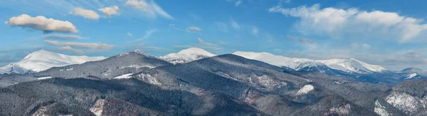 风景如画的冬山景观从 Skupova 乌克兰 Chornohora Pip 山顶与天文台大楼 — 图库照片