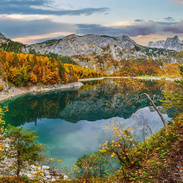 絵のように美しいHinterer Gosausee湖 上オーストリア 透明な水と反射と山の湖のカラフルな秋の高山の景色 遠くのダシュタイン山頂と氷河 — ストック写真